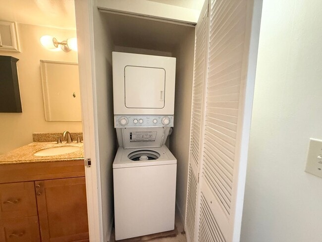 Building Photo - AVAILALE NOW- SPACIOUS 1 BED/ 1 BA CONDO IN HARBOUR RIDGE!