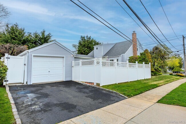 Building Photo - 25 E Shore Dr