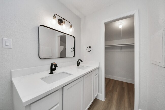 Building Photo - 7427 Willow Oak Dr