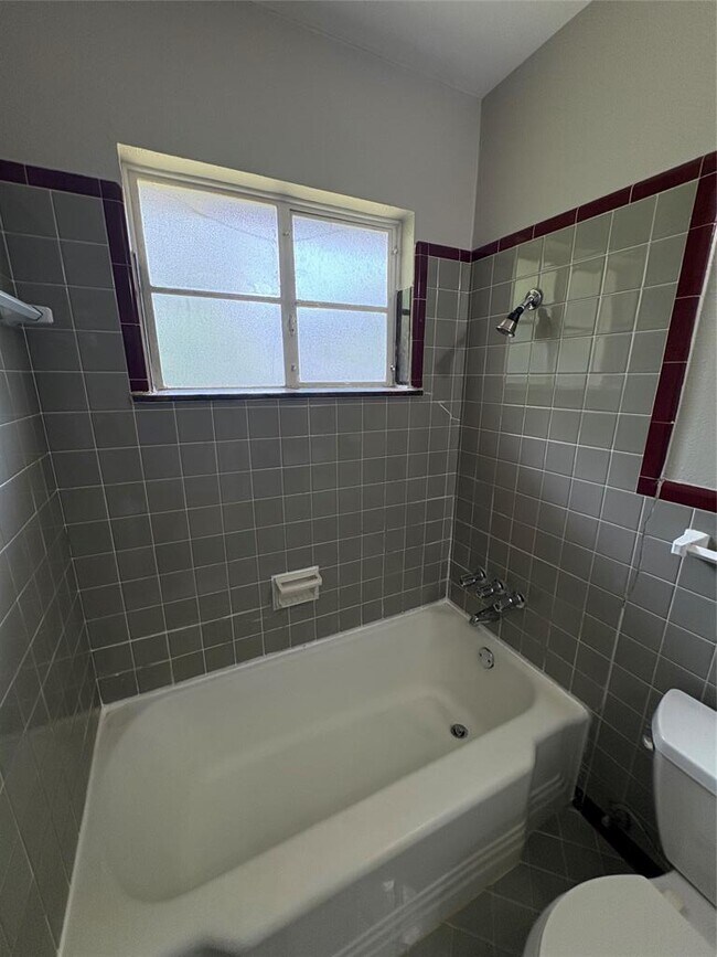 Building Photo - 1307 Corona Dr