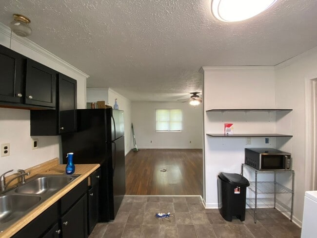 Building Photo - 2 bed - 1 bath - 1 Car Garage Duplex w/ Utilities