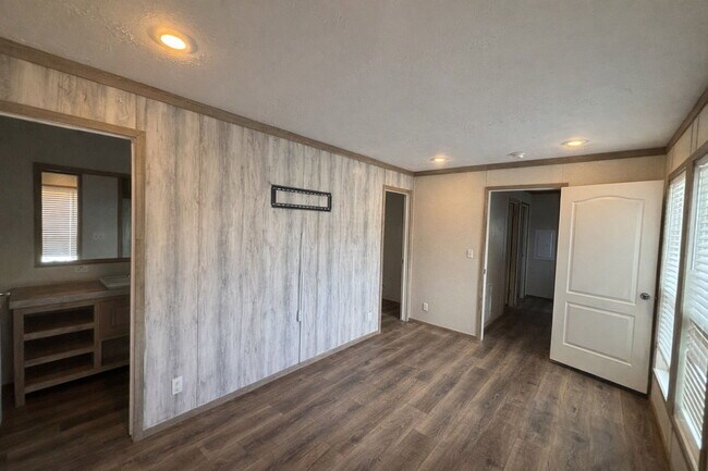 Building Photo - 8907 Deerwood Dr