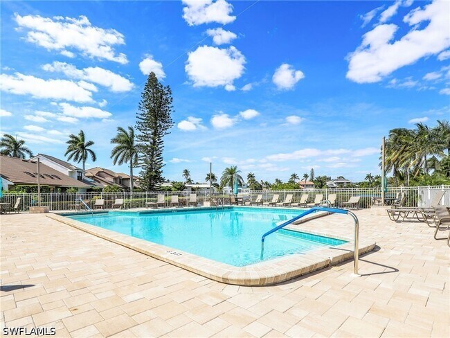 Building Photo - 555 Park Shore Dr