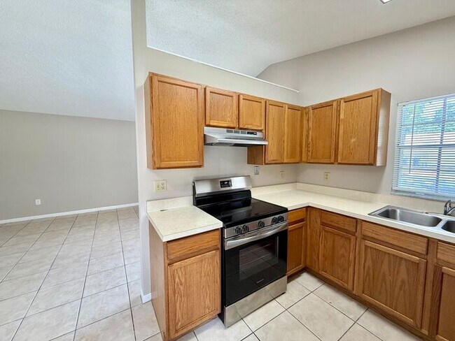 Building Photo - CUTE AFFORDABLE 2/2 DUPLEX off Michigan!
