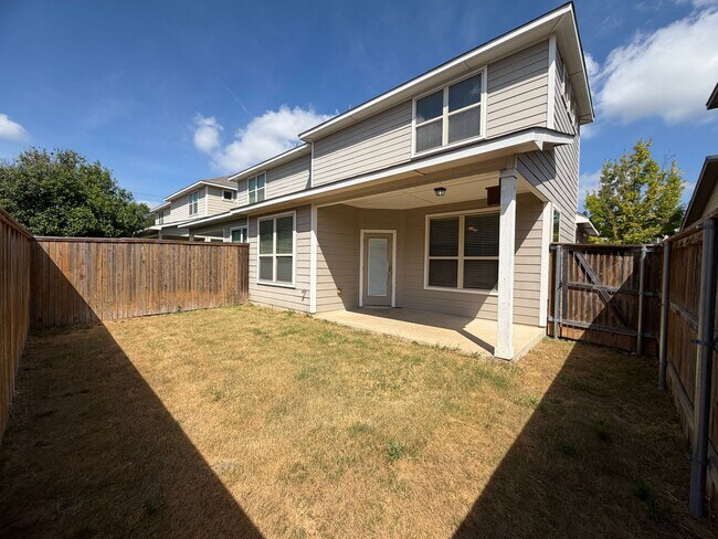 Building Photo - Great Location ~ Fabulous Townhome in New Braunfels 3/2.5 ~ Minutes from Gruene ~ Move in Ready!