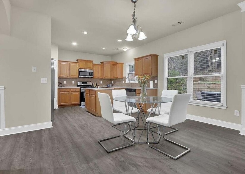 Building Photo - 1893 Thomas Pointe Trce