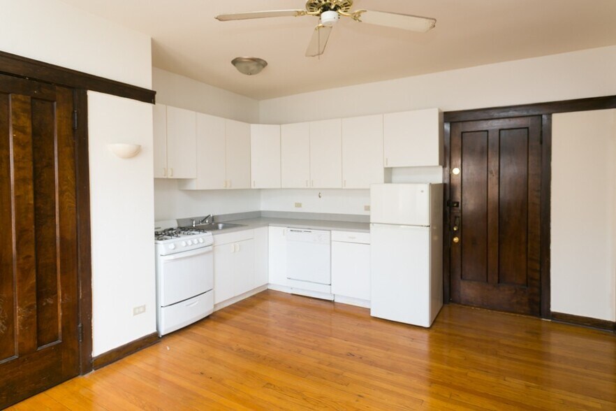 Building Photo - 821 W Waveland Ave