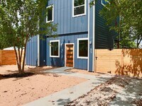 Building Photo - East Riverside near parks