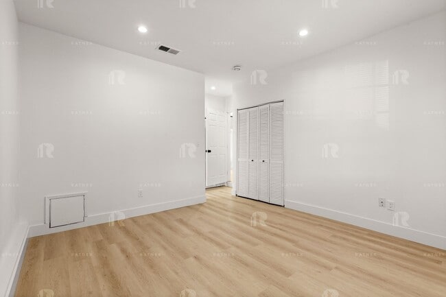 Building Photo - LARGE 3+2 HOUSE ON QUIET STREET ~ GORGEOUS...