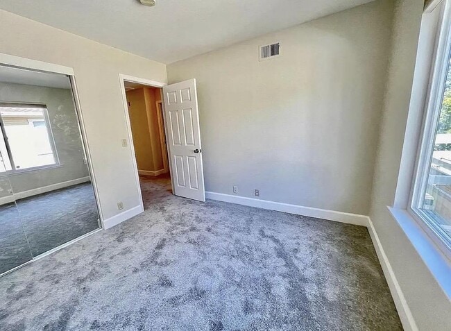 Building Photo - 959 La Mesa Terrace