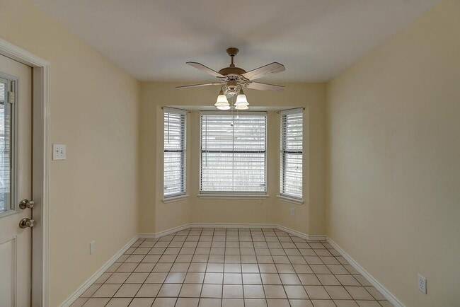 Building Photo - 4321 Holly Ridge Dr