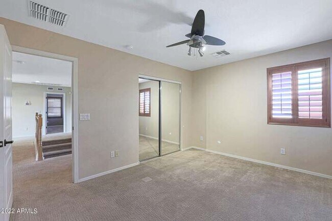 Building Photo - Beautiful 5 bedroom w/pool!