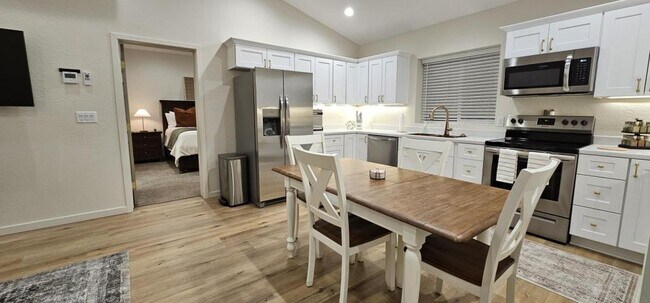 Building Photo - 731 W 6th S St