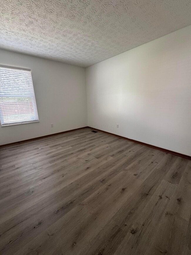 Building Photo - 8000 Leaview Dr