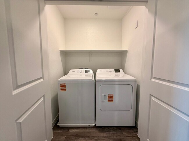 Building Photo - BRAND NEW 3 BED 2.5 BATH 2 CAR GARAGE TOWNHOUSE W/ LOFT IN CADENCE COMMUNITY