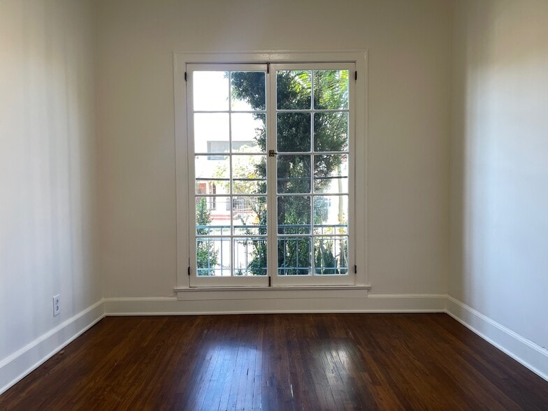 Building Photo - 3000 Kenwood Ave