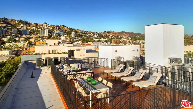 Building Photo - 825 Croft Ave