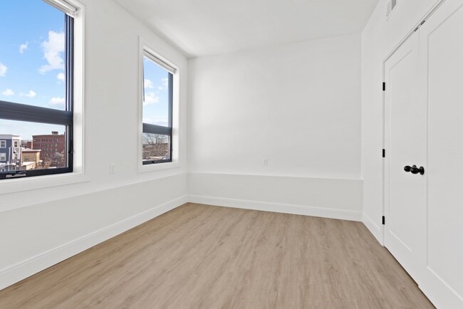 Building Photo - 1137 Washington St