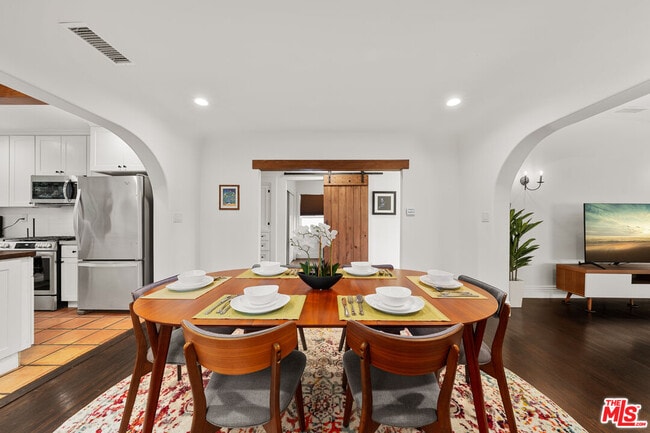 Building Photo - 2624 S Palm Grove Ave