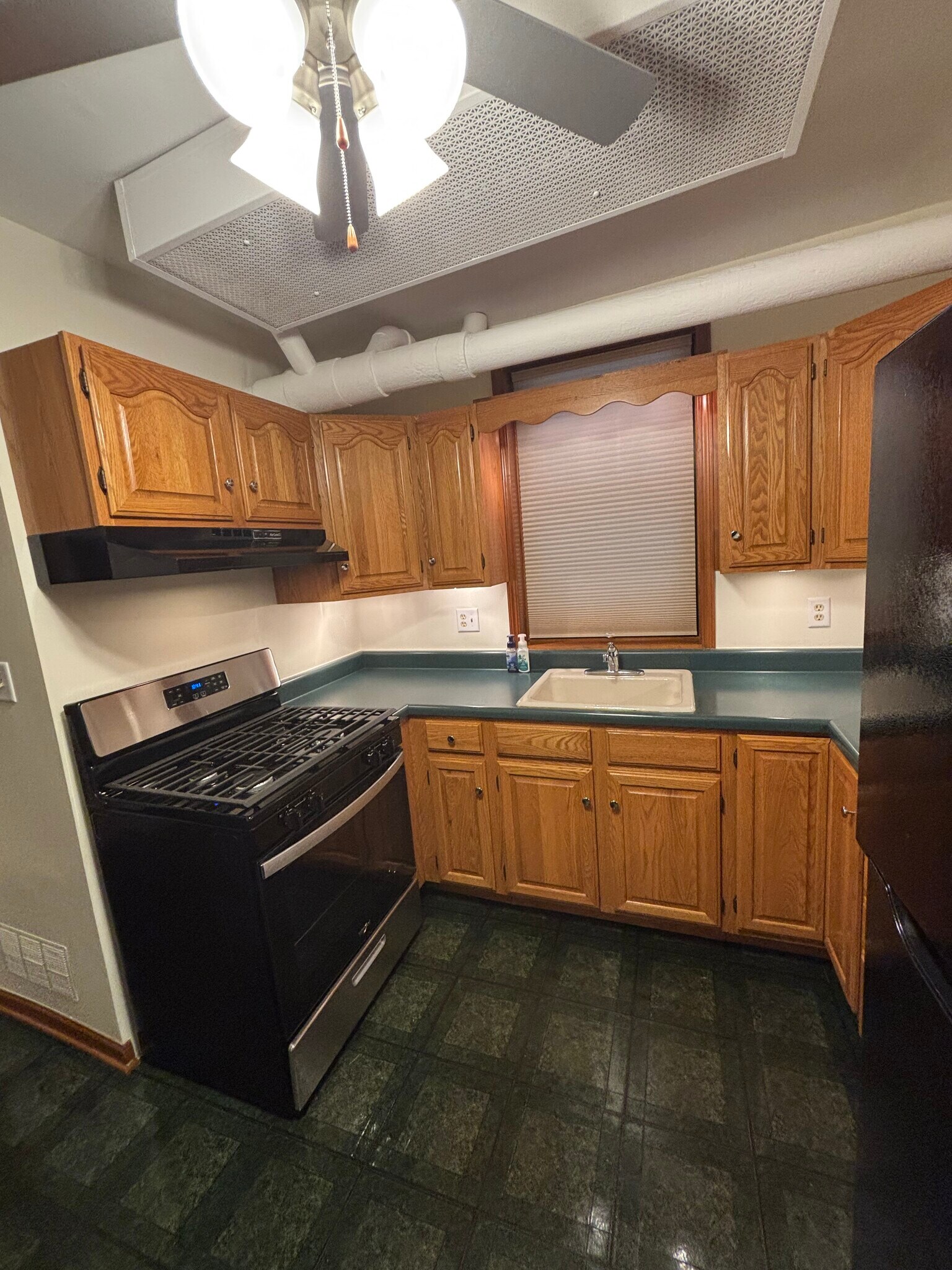 Kitchen - 2318 W Diversey Ave