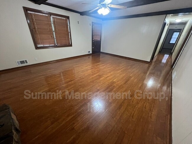 Building Photo - 916 Curry Cir SE