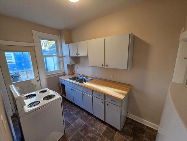 Building Photo - 523-525 Bay