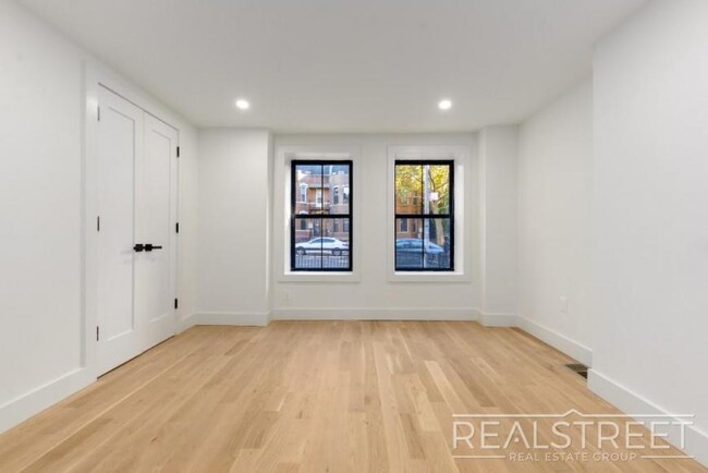 Building Photo - 3 bedroom in BROOKLYN NY 11233