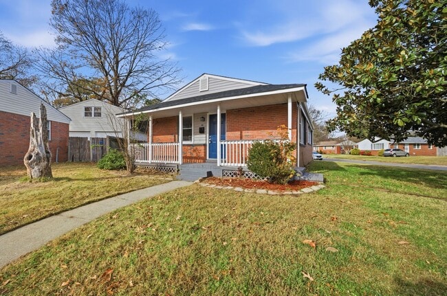 Building Photo - Three Bedroom House