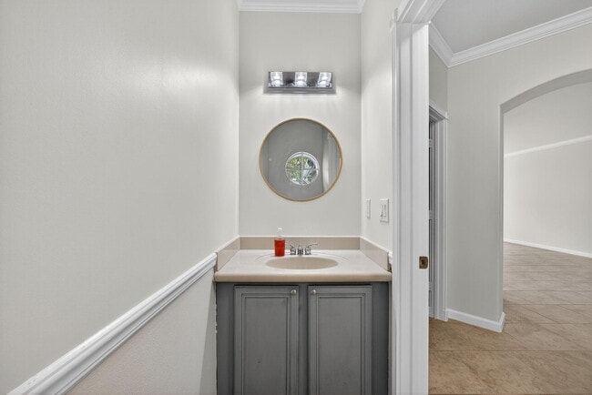 Building Photo - 2213 Oakmont Dr