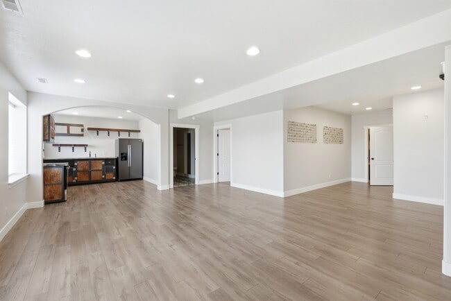 Building Photo - 722 W Webb Rd