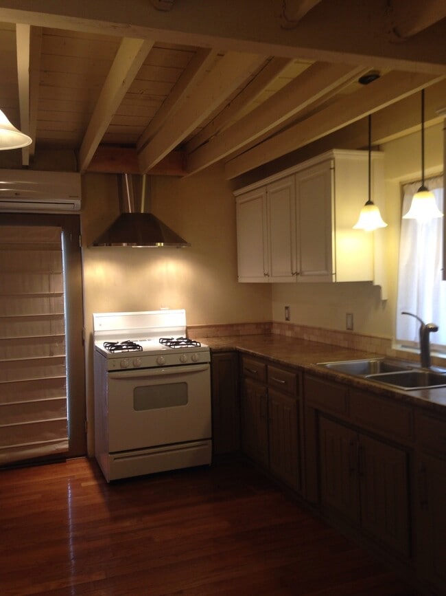 Building Photo - ABSOLUTELY DARLING 2 Bedroom  1 Bath DOWNT...