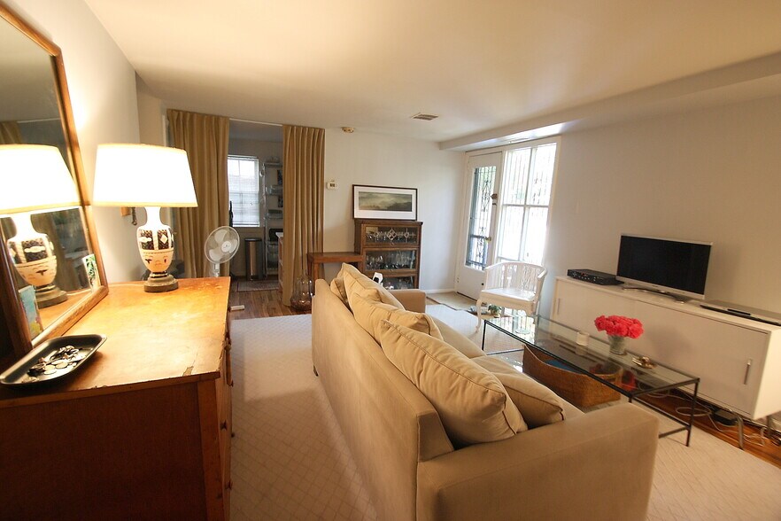 Primary Photo - 937 Lombard St