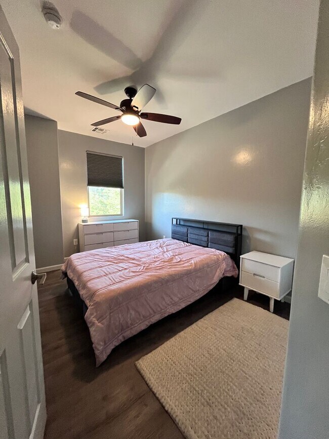 Building Photo - Central- FURNISHED 4 bedroom/ 3 bathroom h...