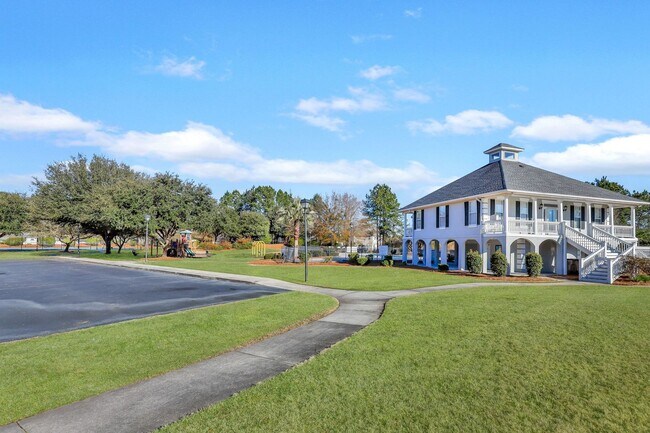 Building Photo - Centrally Located Home in Richmond Hill