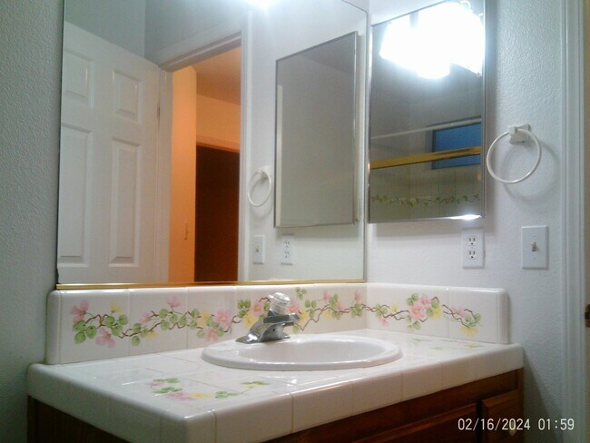 Building Photo - AWAY FROM THE HUSTLE AND BUSTLE !!! MOVE IN SPECIAL! $3047.50 MOVES YOU IN!