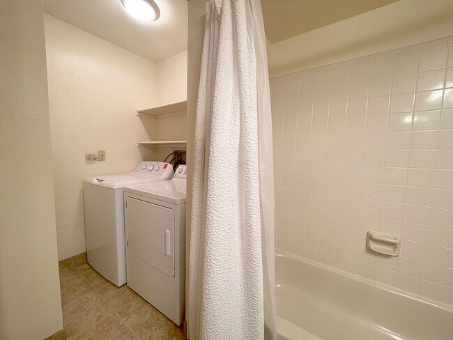 Building Photo - 2 bedroom/2 bathroom main level condo!