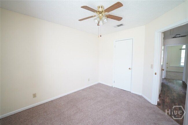 Building Photo - 102 Whippoorwill Ln E