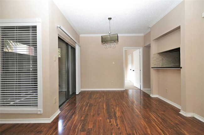 Building Photo - 2025 Augusta Dr