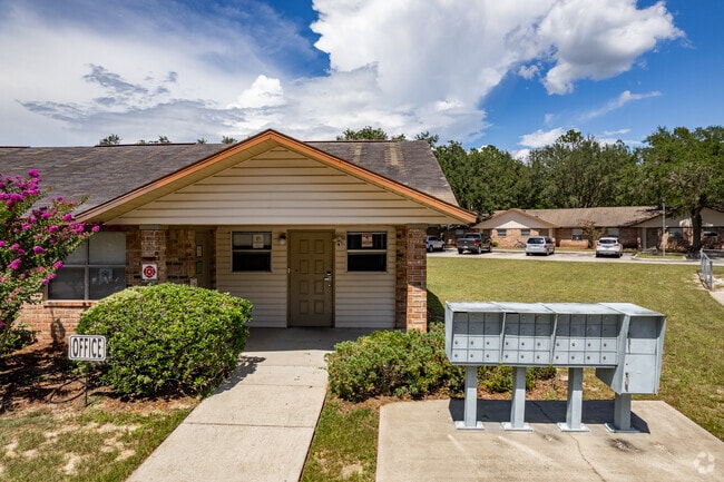 303 Urick St Fruitland Park, FL 34731-4342 - Fruitland Acres