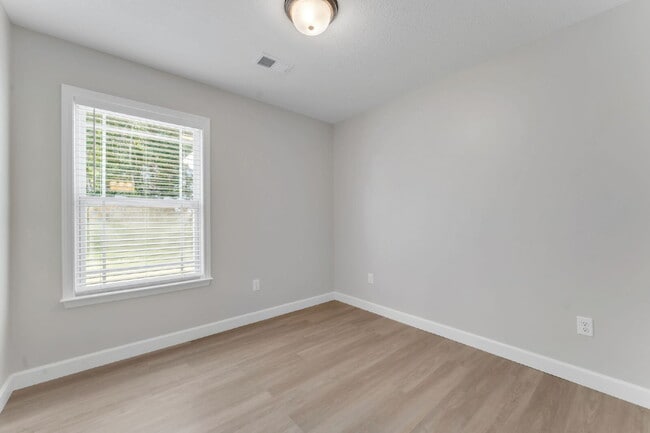 Building Photo - Modern 3-Bedroom Home with Granite Counter...