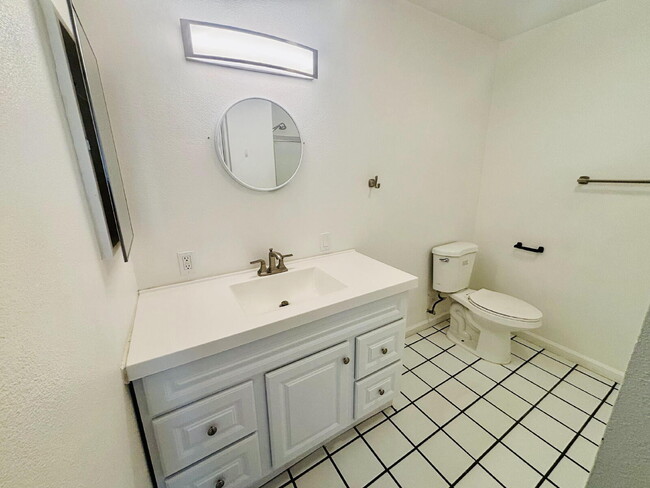Building Photo - Charming 3-Bedroom with 2 Full Baths on th...