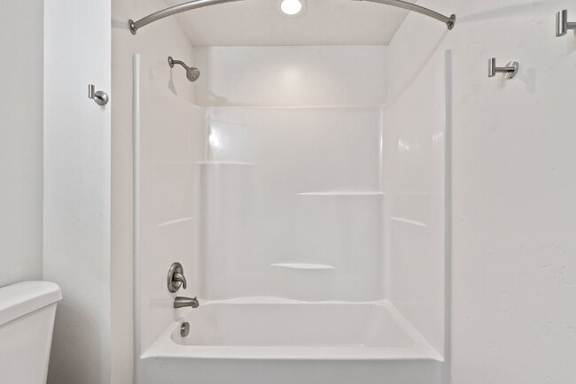 Building Photo - "Discover Comfort & Style: Spacious 3-Bed,...