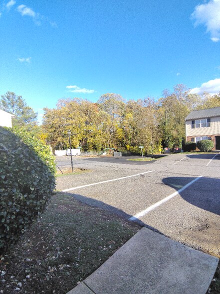 Building Photo - 33 Fonda Dr