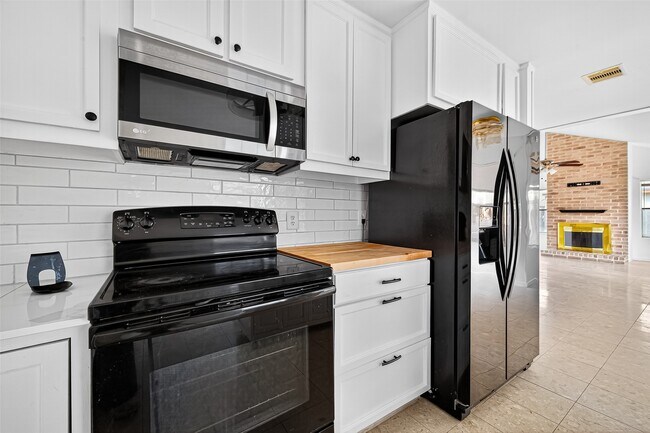 Building Photo - 3403 Hillstone Dr