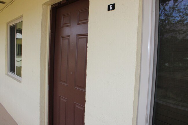 Building Photo - 2 Bedroom  Condo For Rent