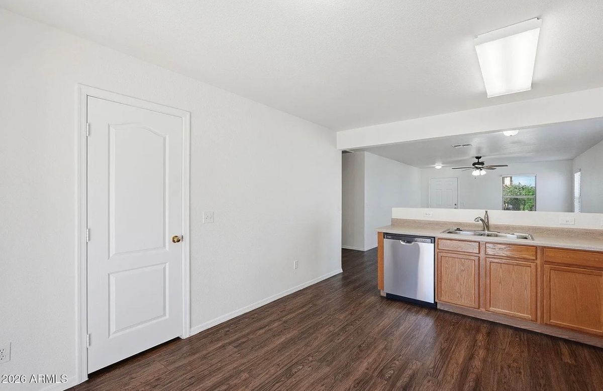 Building Photo - 211 E Valley View Dr