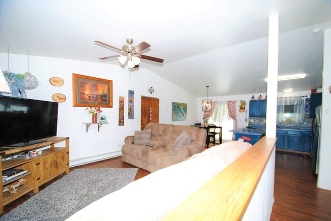 Building Photo - 3 Bed / 2 Bath / 2 Car Garage Ranch Style Home