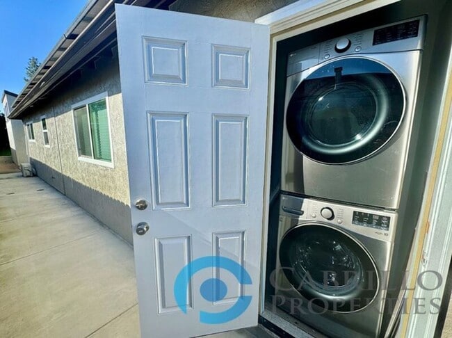 Building Photo - 1580 Parrot St