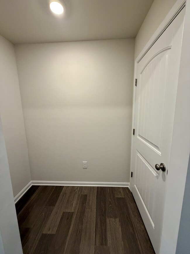 Building Photo - 633 Currant Cir