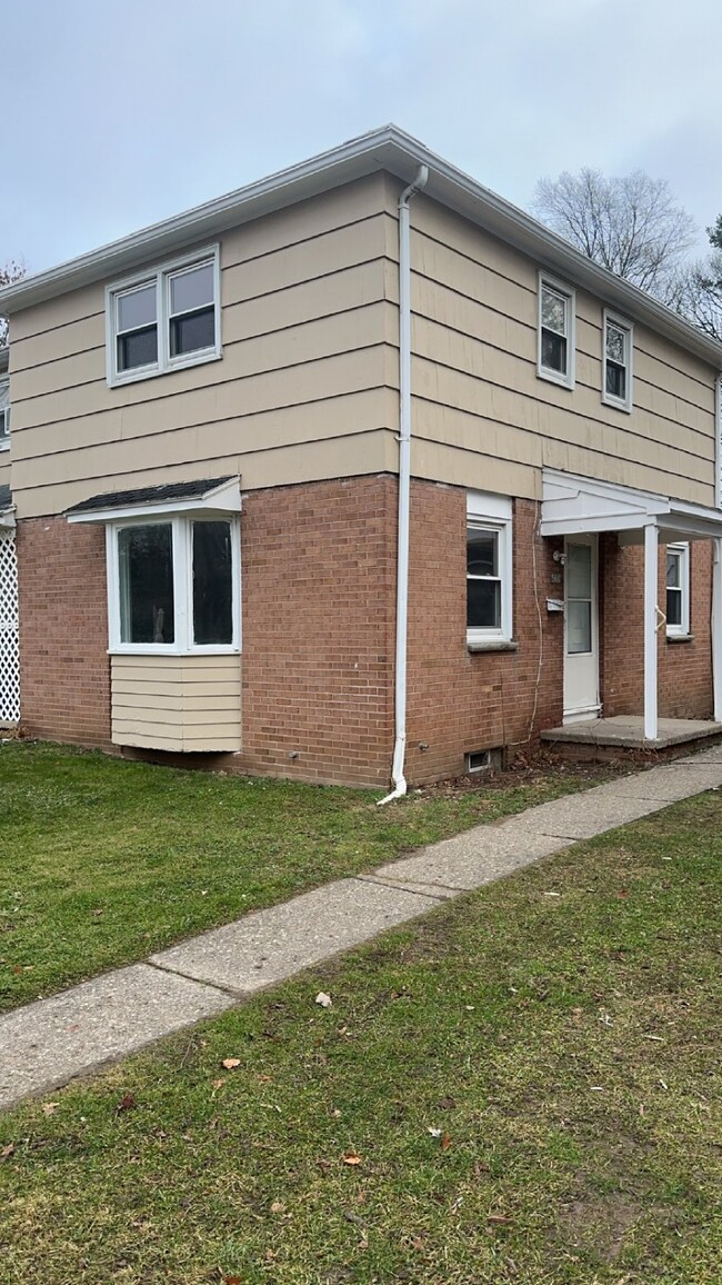 Building Photo - Charming 2-Bedroom Townhome in Rochester, ...